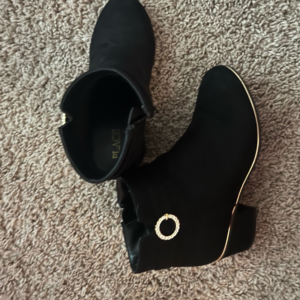 Girls zip close ankle boot
